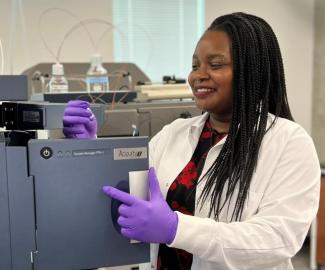 Picture of ARCS Scholar Jana Carpenter in a lab setting