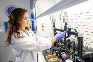 Picture of Annabelle Webb, speaker, in a lab setting