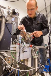 Photo of Dr. Joost Bakker, guest speaker, working on lab equipment