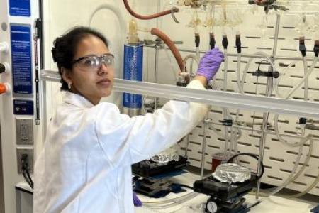 Photo of Sayani Roy Chowdhury, speaker, in a lab setting